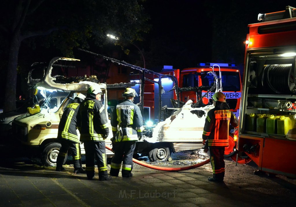 Auto 1 Wohnmobil ausgebrannt Koeln Gremberg Kannebaeckerstr P5418.JPG - Miklos Laubert